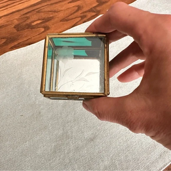 Elegant Green Glass and Gold Accent Box - Picture 7 of 9